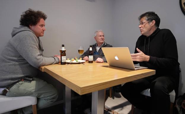 Bubi y José Morenodávila recuperan recuerdos gastronómicos familiares en La Golondrina.