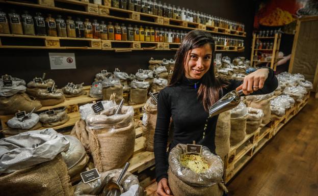 María Martínez tiene más de 300 referencias de diferentes productos sin envasar en su tienda, Granel de la Magdalena. 