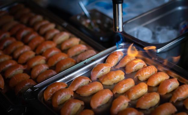 Braseando los niguiris de causa granadina con trucha. 