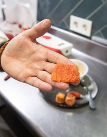 Imagen secundaria 2 - 1. El cocinero Antonio Lorenzo, de El Conjuro de Calahonda, elaborando su Tomate Amela infusionado con agua de espichás y nigiri de tomate, que cautivó a expertos y críticos gastronómicos. 2. Un tratamiento culinario que potencia aún más el sabor del Amela. 3. Un tomate que se caracteriza por su carnosidad. 