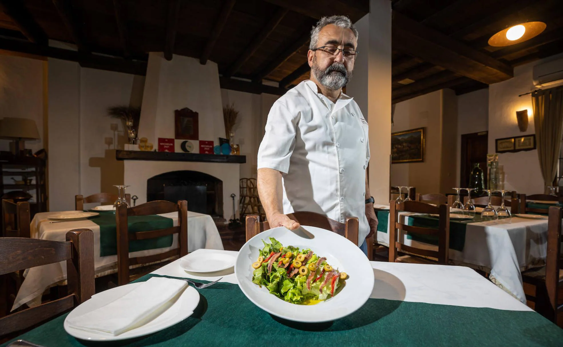 La ensalada Maravilla de La Cantina de Diego, con la lechuga fresca y recién cosechada en la huerta del propio Diego Higueras, lista para servir. 