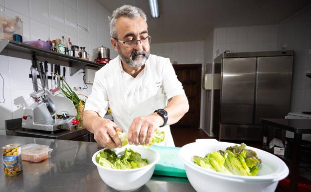 Diego Higueras prepara la lechuga recién cogida. 