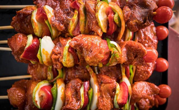 Las brochetas, estupenda manera de combinar el sabor de la carne y de las verduras. 
