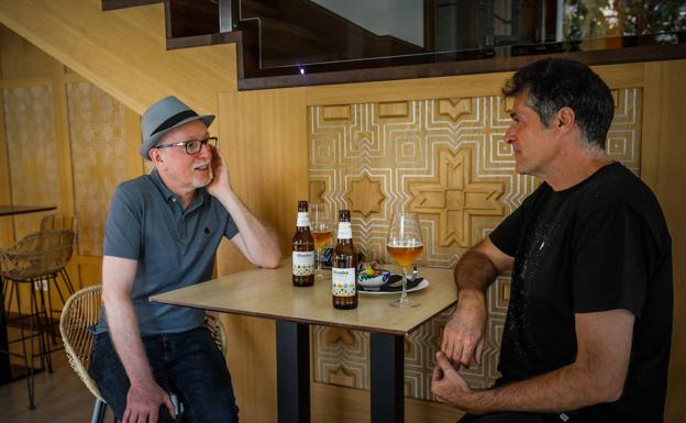 Javier Olivares habla en Gastrobar Qübba de la dimensión gastronómica de los Salones del Cómic.