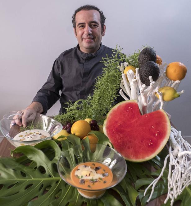 Francisco Gómez Albalá prepara sorprendentes sopas frías en De la Flor. 