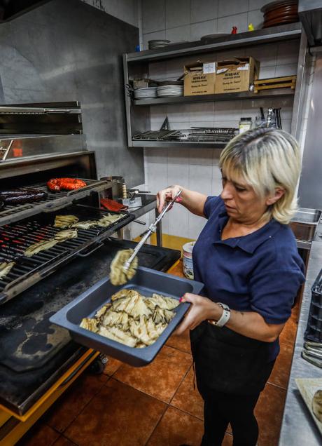 Imagen - Evelyn Ruiz se aplica sobre las brasas en la cocina de La Tinaja. 