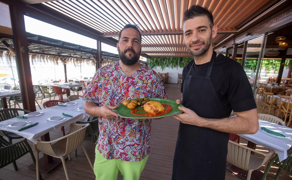 José Miguel Ramírez y Pablo González, chefs del restaurante La Bahía de Salobreña, ganador de un Solete de la Guía Repsol. 