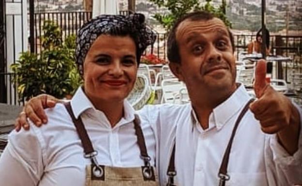 Lorena Arquelladas junto a su hermano Óscar.