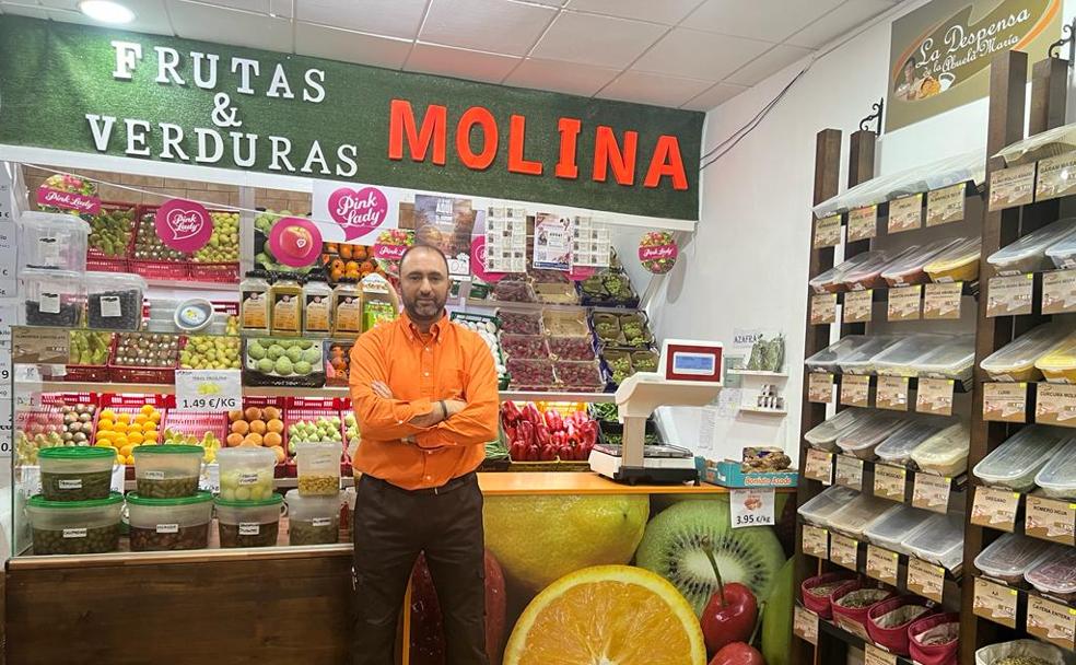 José Antonio en su tienda ubicada en la calle Camino de Ronda, 166./Ideal