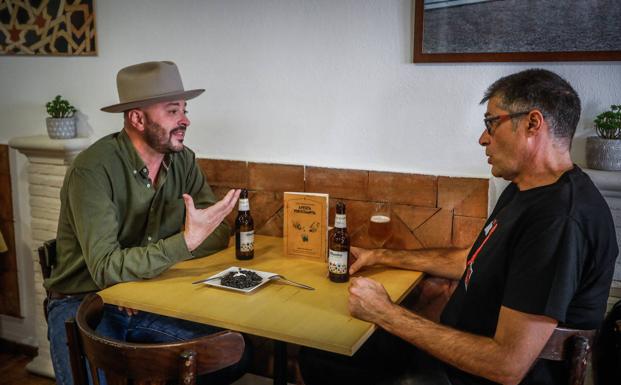 El arroz negro de El Pañero, testigo de una conversación entre lo gastronómico y lo noir. 