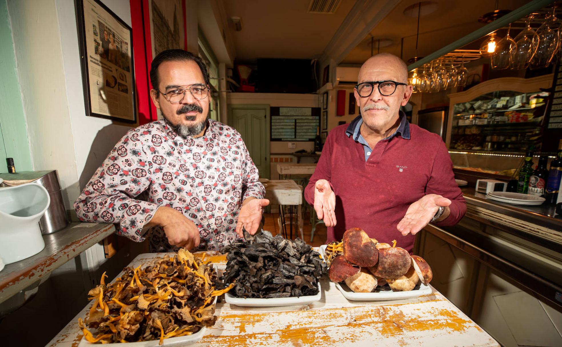 Alfredo Fernández, propietario de Taberna Catavinos, a la derecha de la imagen junto a Eduardo Rodríguez, cocinero del establecimiento.