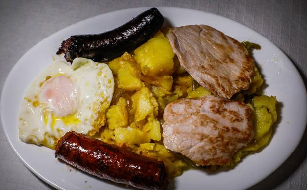 Plato alpujarreño con chorizo, morcilla y huevo.