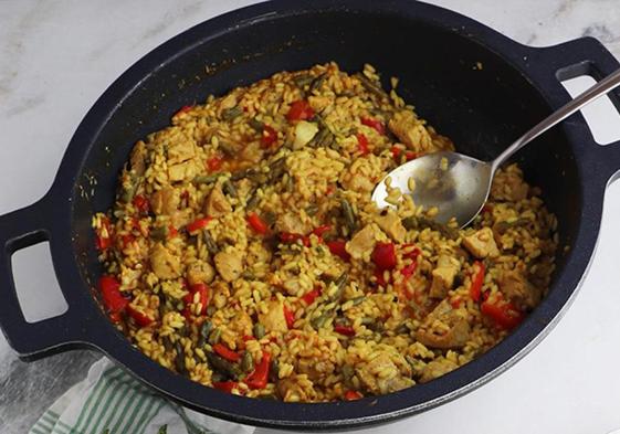 Presentación del arroz con todo el sabor de los espárragos de Huétor Tájar