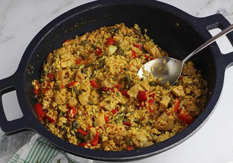 Presentación del arroz con todo el sabor de los espárragos de Huétor Tájar