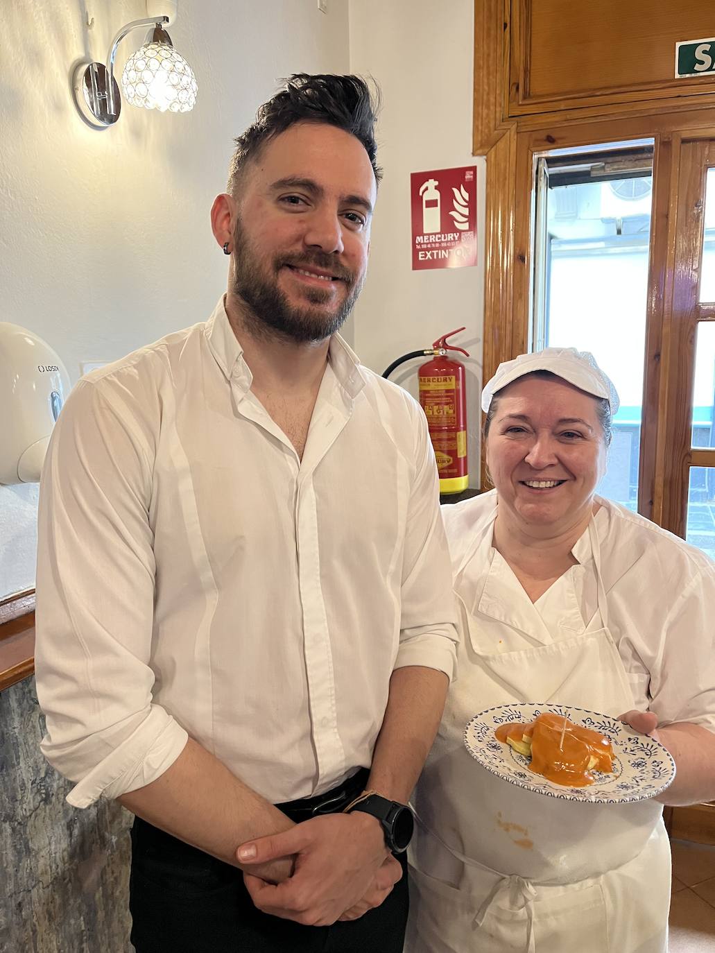 El personal del San Remo posa en el interior del bar.