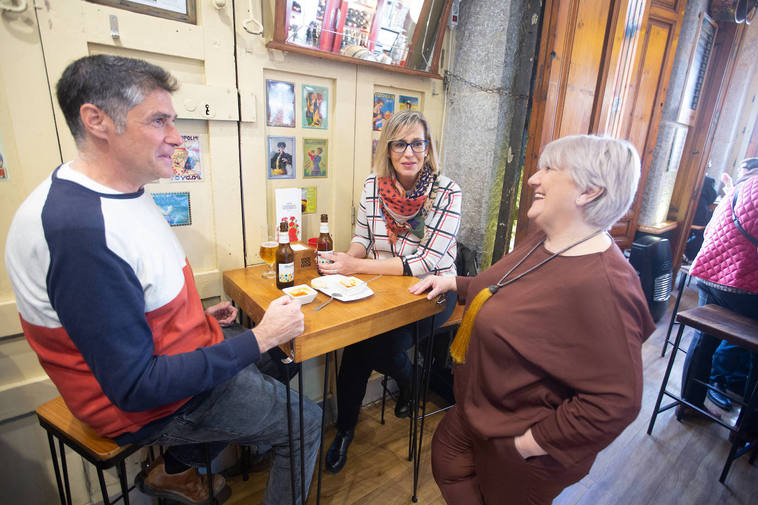 Gracia Castro y Teresa Hontoria comentan las especialidades de Taberna Granados.