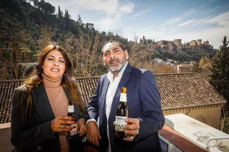 Toñi Heredia y Pepe Luis Habichuela brindan por las vistas que hay en Casa Juanillo.