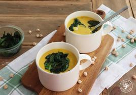 Crema de verduras con garbanzos y espinacas.