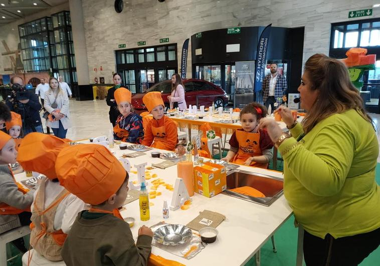 Durante el taller los niños y niñas pudieron hacer sales de baño.