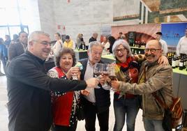 Varias personas disfrutan en la zona de vinos de Granada Gourmet.