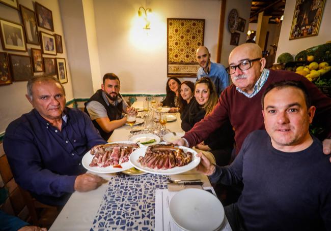 La famlia Ruiz de Braserito y la familia Fernández Luján con Iván Badenes.