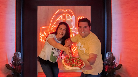 La pareja que ha creado la 'pinsa', la pizzería más especial de Granada