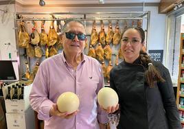 Saray Amador atiende tras el mostrador.