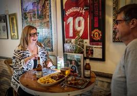 Ana María Gutiérrez explica en el Mesón San Cayetano su forma de trabajar con las recetas.