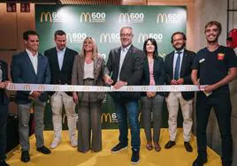 Marifrán Carazo, alcaldesa de Granada, y Luis Quintiliano, presidente de McDonald's España, inauguran el nuevo establecimiento en el centro de la capital.