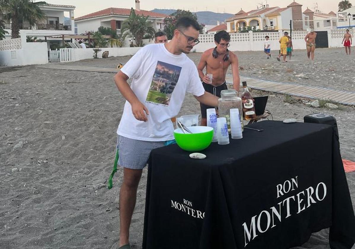 Daniel Lorente, en plena preparación de los palitos de Ron Montero en la playa de La Chucha