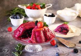 Tradicional pudding de verano con frutos rojos