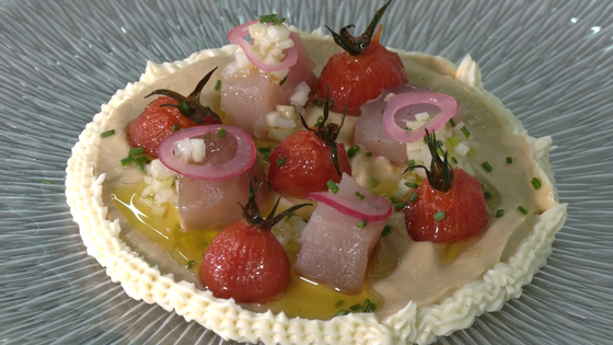 Bonito semicurado, baba ganoush y vinagreta de manzana