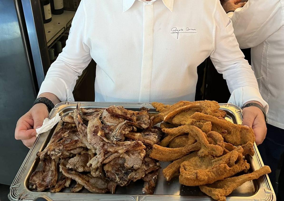 Imagen secundaria 1 - Carmen García muestra en Oleum las chuletillas de cordero segureño que pasarán por la plancha y la freidora, al natural y empanadas