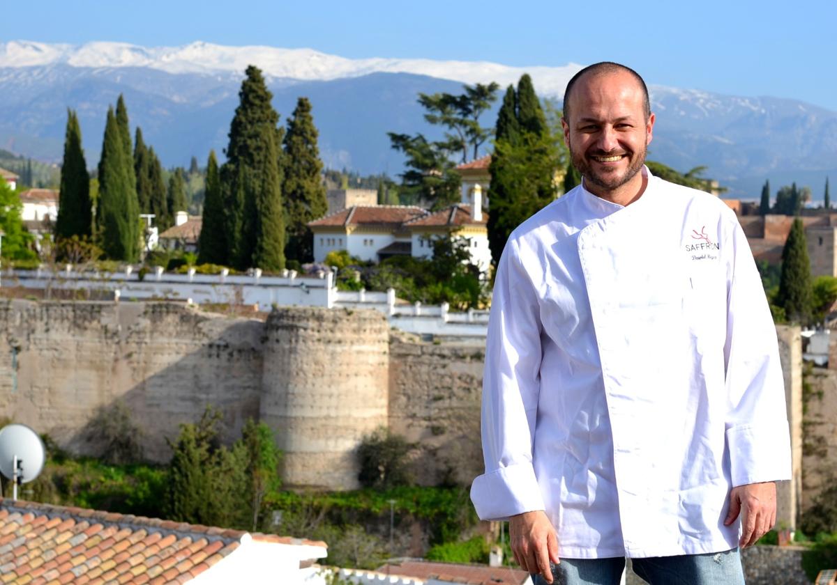 El cocinero David Reyes con la Alhambra y Sierra Nevada de fondo.