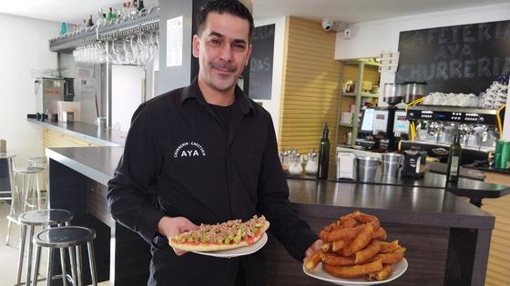 El salobreñero que prepara los mejores churros de Granada