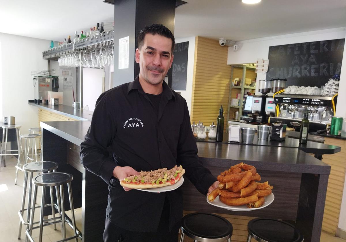 Jonathan de la O en su churrería de Granada.