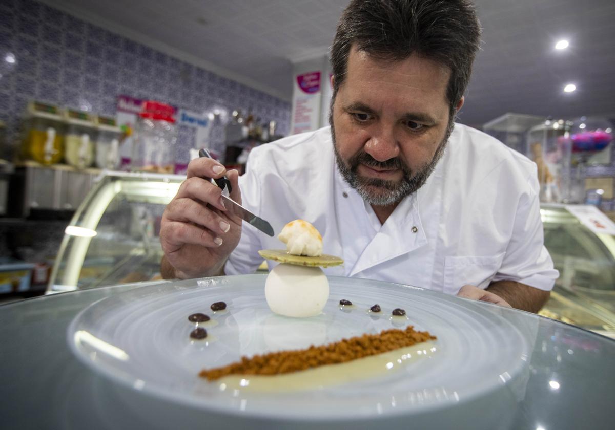 José Muñoz Frontana da los últimos toques a su elaboración con chirimoya.