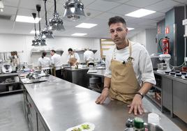 Rafael Arroyo en la nueva cocina del restaurante El Claustro, instalada por Carranza Hostelería.