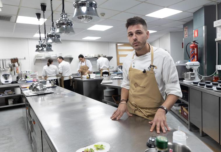 Rafael Arroyo en la nueva cocina del restaurante El Claustro, instalada por Carranza Hostelería.