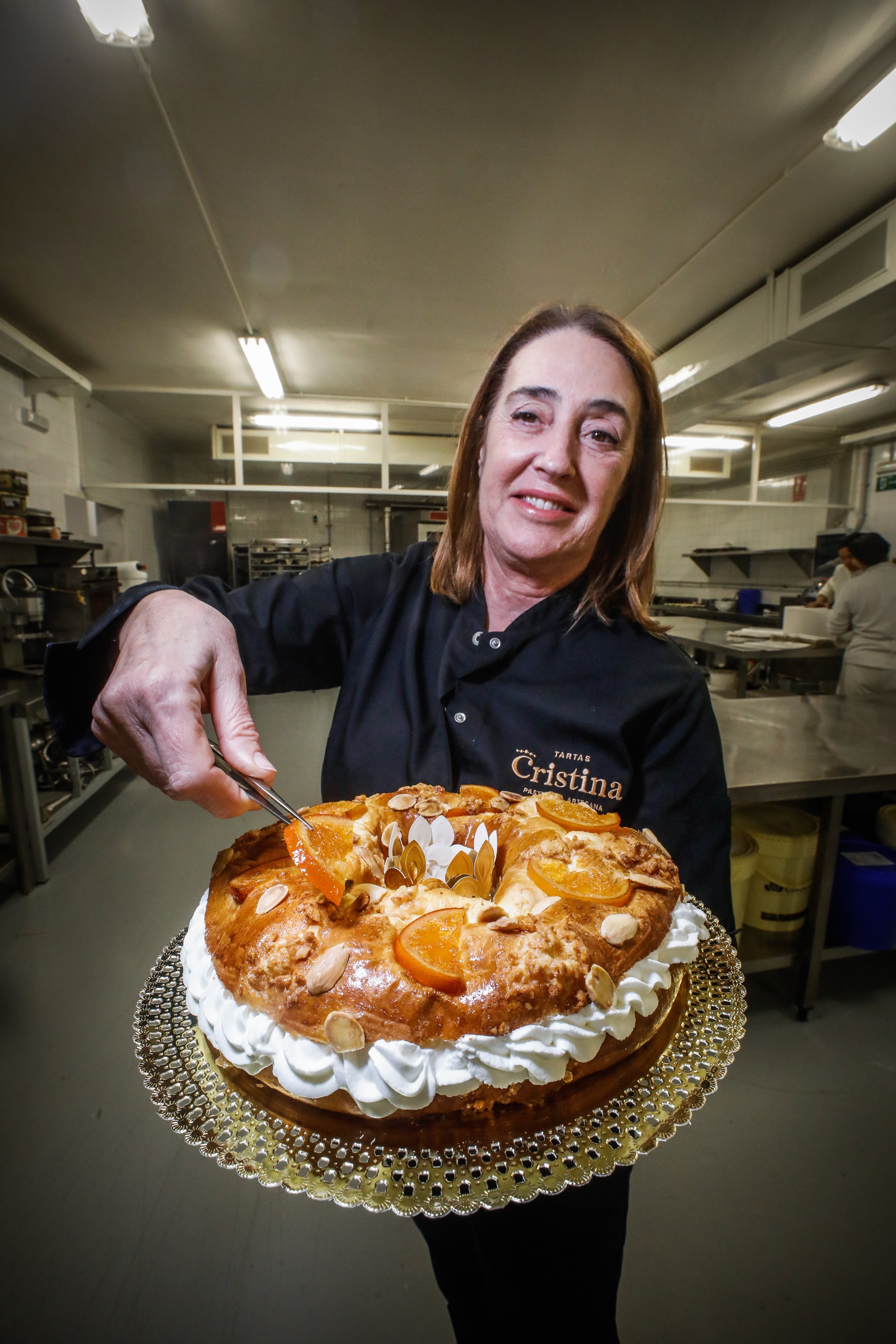 Cristina Ocete y un roscón de Reyes de Tartas Cristina.