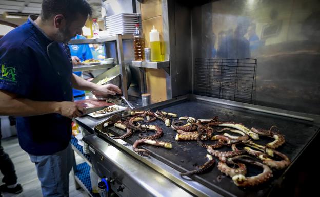 Tras pasar dos veces por el congelador y por varias horas de secado, el pulpo está listo para cocinarse a la plancha.