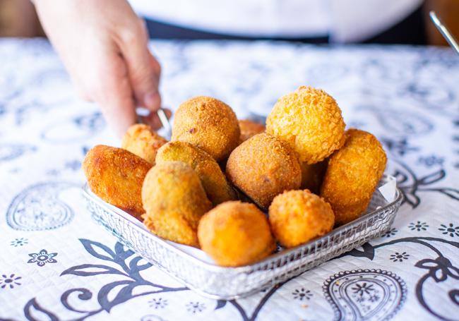 El El Gallo de Nívar tienen seis modalidades fijas de croquetas y, por temporadas, algunas fuera de carta, como las de calçots, estas semanas.