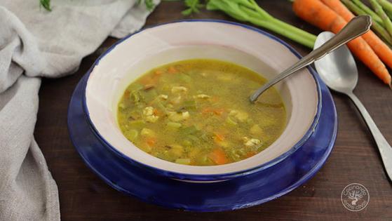 Sopa casera de pollo y verduras, sana y nutritiva