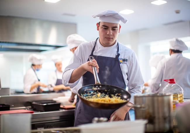 Juan Carlos Rivas salteando un plato.