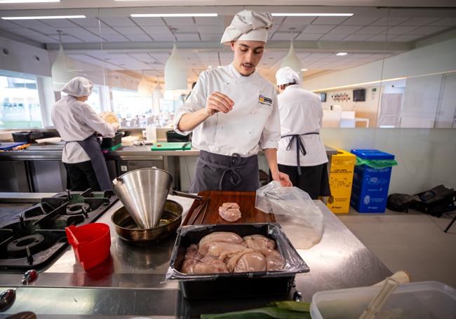 Ignacio Criado salpimenta una carne en las cocinas de La Inmaculada.