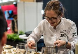 Lola Marín cocina en el stand de Sabor Granada de Madrid Fusión.