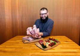 Manuel Adame con varias porciones de atún de Gadira.