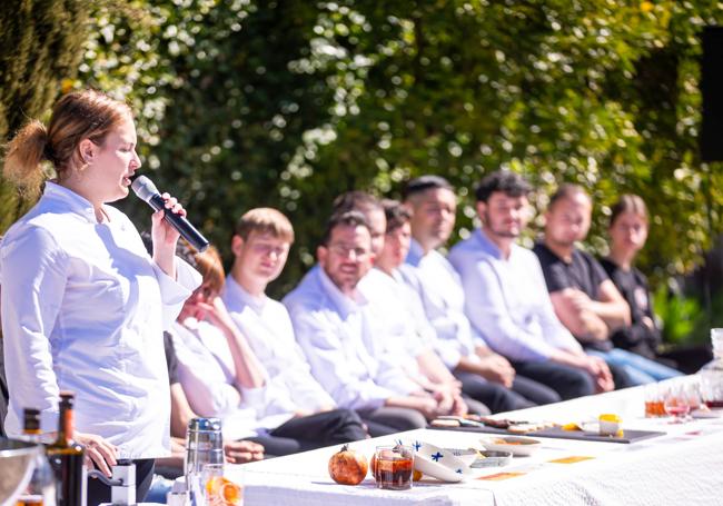 El patio de la Casa Museo Federico García Lorca de Valderrubio acogió la puesta en escena del fastuoso banquete lorquiano preparado por la Escuela de Hostelería Hurtado de Mendoza.