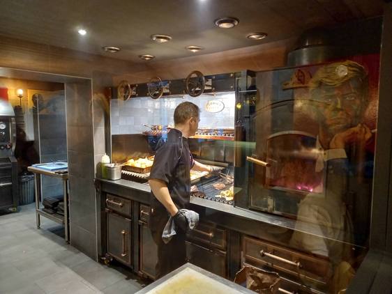 Cocina con un horno, asador y parrilla.