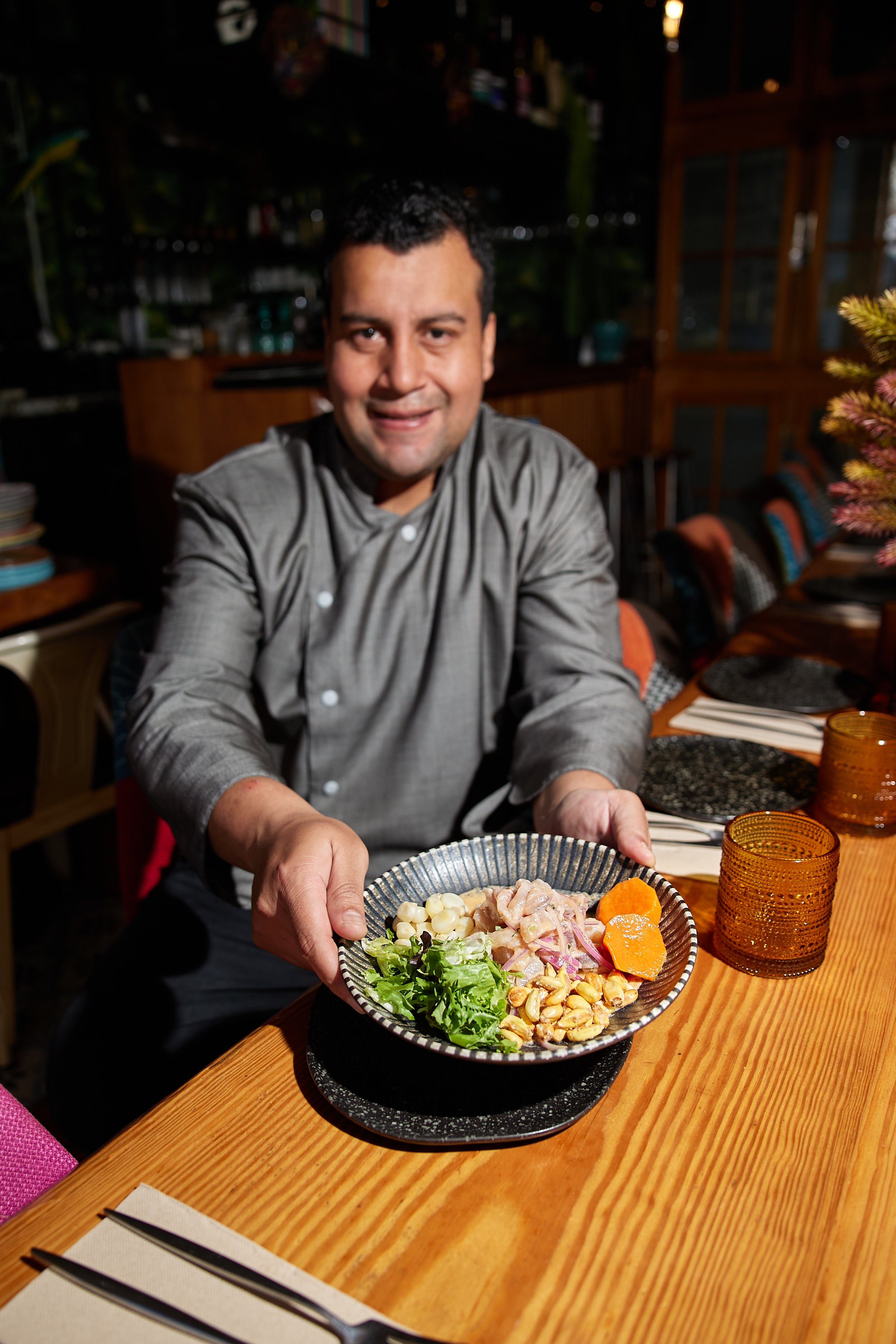 Imagen secundaria 2 - AlexisQuiñones, cocinero peruano de La Causa, muestra el ceviche..